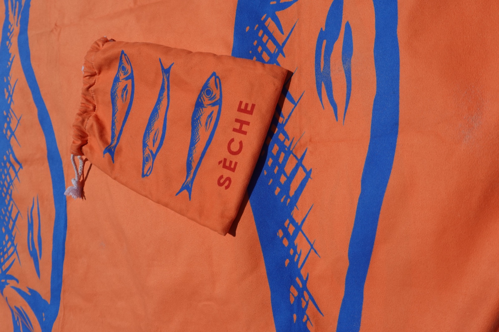 The matching Sardines pouch